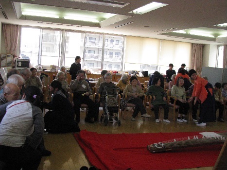 筝曲部とコーラス部が、ふみのさと倶楽部で合同ミニ演奏会をしました。