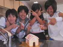 3年生パティシエ：お菓子の家を製作！！