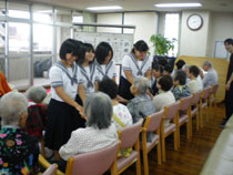 筝曲部、お笑い部、ｺｰﾗｽ部:ふみのさと倶楽部にて合同訪問発表会