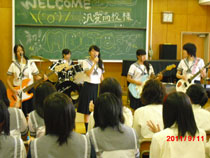 軽音楽部：汎愛高校と校内ライブを開催